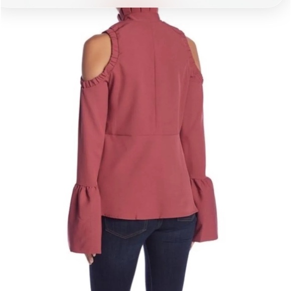 Romeo & Juliet Couture NWT Long Bell Sleeve Cold Shoulder Blouse Size Small - Picture 5 of 10